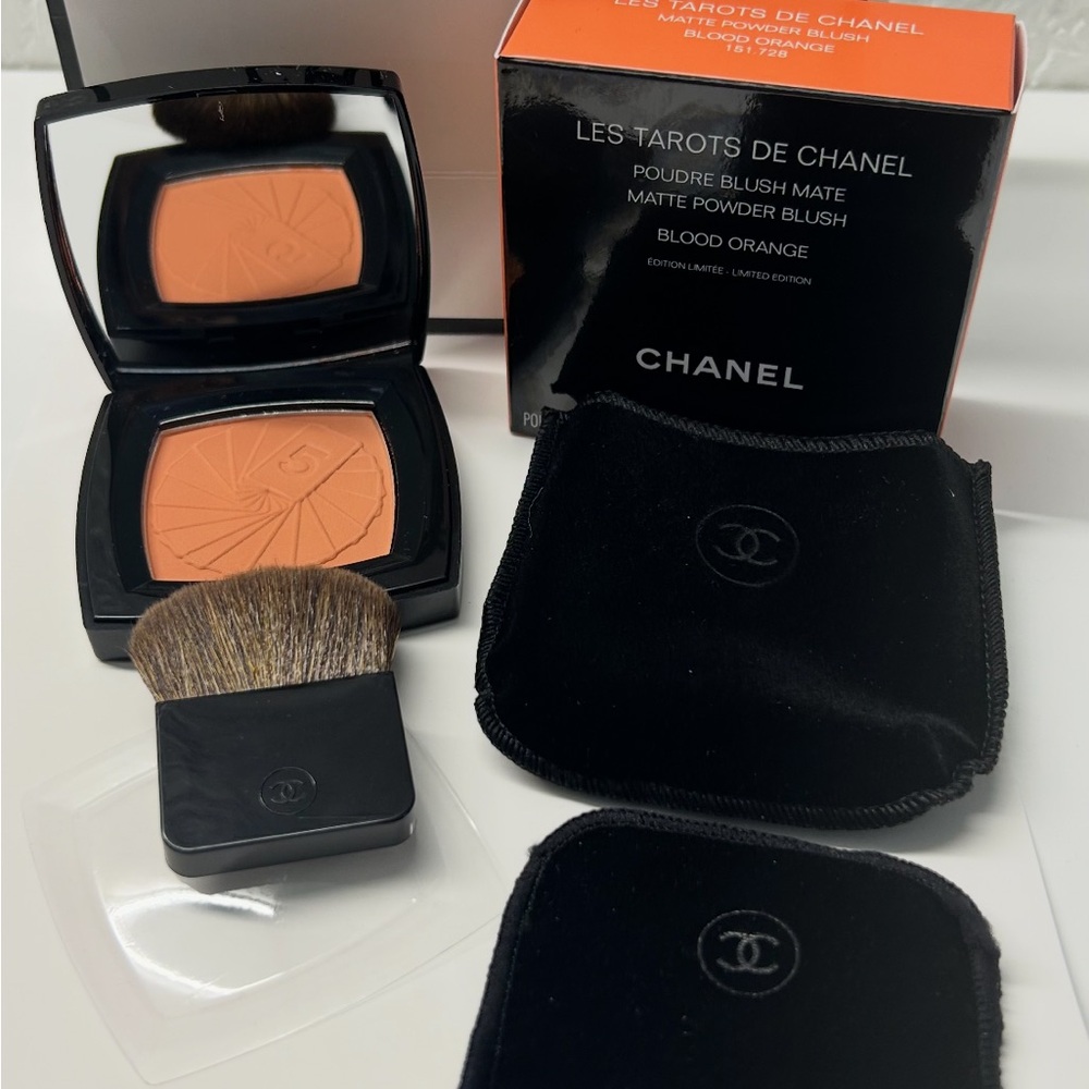 CHANEL Blush Compact in Warm Coral-Orange - Picture 2 of 3